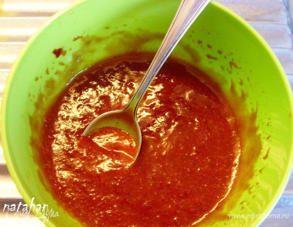 Поставить плошку без крышки (что бы лишняя вода быстрее испарялась) в микроволновку на 2 минуты при максимальной мощности. Через каждые 25-30 секунд открывать дверцу и ягодную смесь помешивать. По истечении этого времени достать плошку и блендером взбить смесь. Поставить плошку опять в микроволновку на 1 минуту при мощности 500-600, но каждые 10-15 секунд помешивать повидло, что бы оно не "убежало". Плошку с готовым повидлом поставить в холодильник на 10 минут для остывания. 