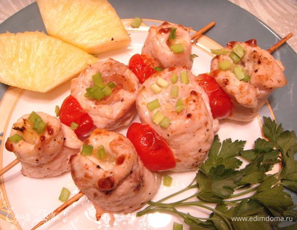 При подаче украсить зеленью и кусочками ананаса. 