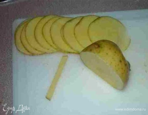 Картофель нарезаем тоненькими кружочками.