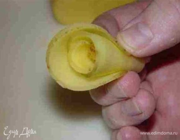 Кружочки заворачиваем в бутончики.