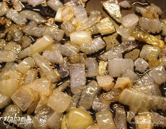 Луковицу почистить, помыть, обсушить бумажным полотенцем и мелко порезать. Пассеровать  лук в 1 ч.л. растительного масла до его "прозрачности".