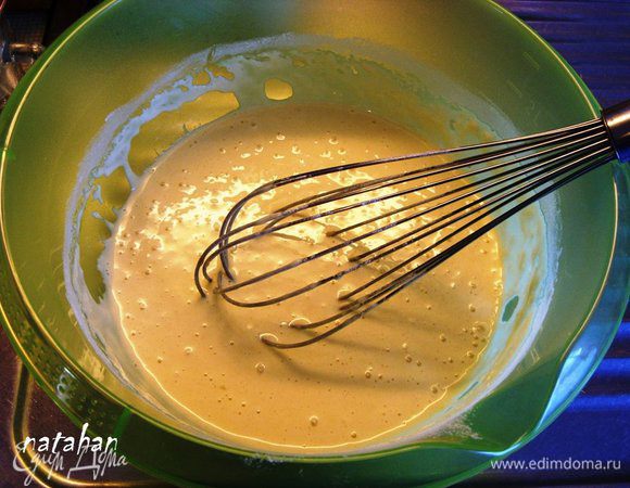 В большую миску вылить йогурт и майонез, разбить яйца, добавить соду гашёную уксусом или лимонным соком. соль, сахар и муку. Тщательно венчиком всё взбить до получения жидкого (как сметана) однородного теста. 