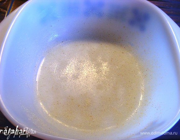 Форму для запекания смазать сливочным маслом. Обсыпать дно и борта формы манной крупой.