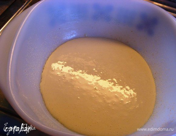 Налить в форму половину теста, разровнять. 