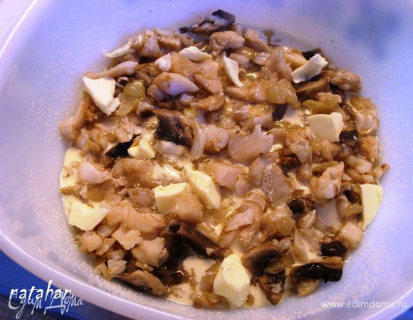 Аккуратно в тесто по всей поверхности выложить рыбную начинку. Сверху положить на неё малюсенькие кусочки сливочного масла.