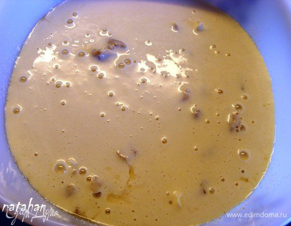 Остатки жидкого теста вылить на начинку, разровнять его.