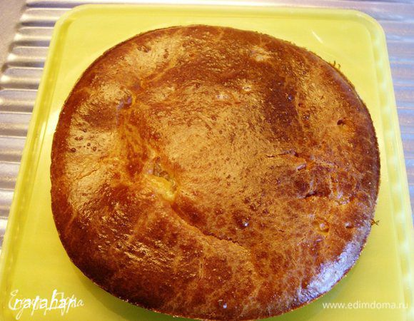 Форму поместить в заранее нагретую духовку и выпекать при температуре 200 градусов 25 минут до подрумянивания. Достать форму из духовки и оставить под салфеткой на 15-20 минут для остывания. Затем аккуратно переложить пирог на разделочную доску.