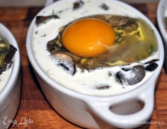 и сверху аккуратно разбить яйцо, можно посолить. Запекать в предварительно разогретой духовке при 180 С примерно 20 минут.