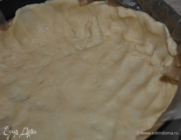 Из муки,сахара,масла (и мускатного ореха) замесить тесто для корпуса,раскатать и перенести в форму для выпечки. Сделать бортики высотой 3 см.