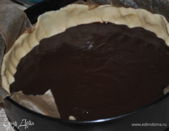 На корпус вылить охлажденную шоколадную прослойку.Поставить на несколько минут в морозилку,чтобы шоколад чуть застыл.