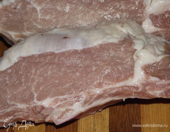 И так берем свиную корейку на кости