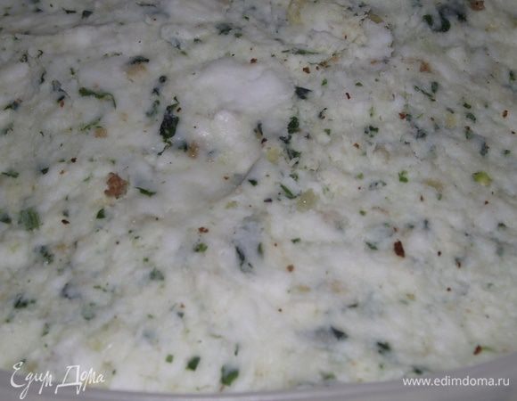 Сало измельчить,добавить чеснок,специи,зелень ,соль.Отличная закуска получается. Намазываем на хлебушек  и можно на этом и остановиться.........но идем дальше