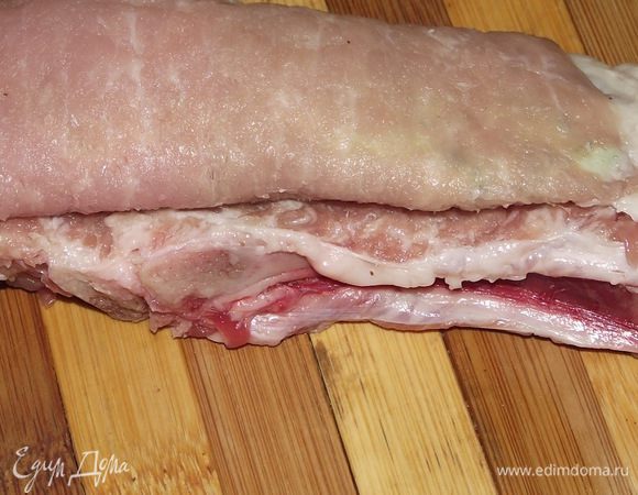 Мясо свернуть рулетом .Сворачиваем до косточки