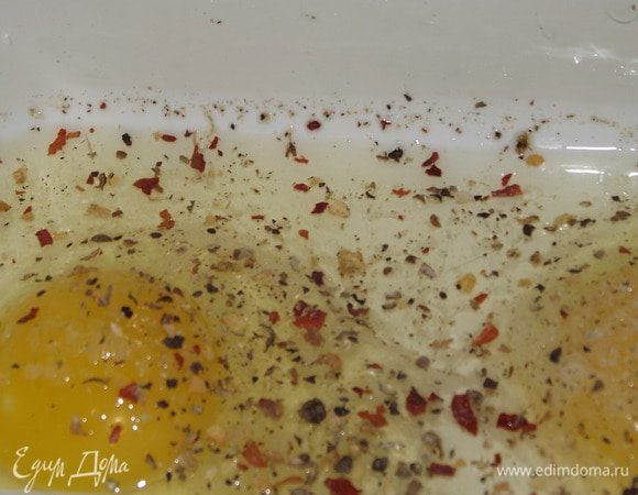 Яйцо,посолить,добавить специи,сколотить