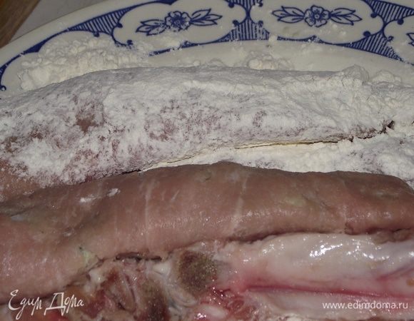 Мясо панируем в муке