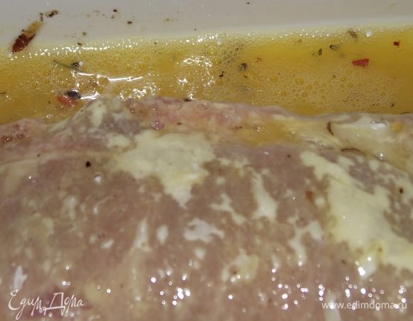 Затем вмакиваем в яйцо