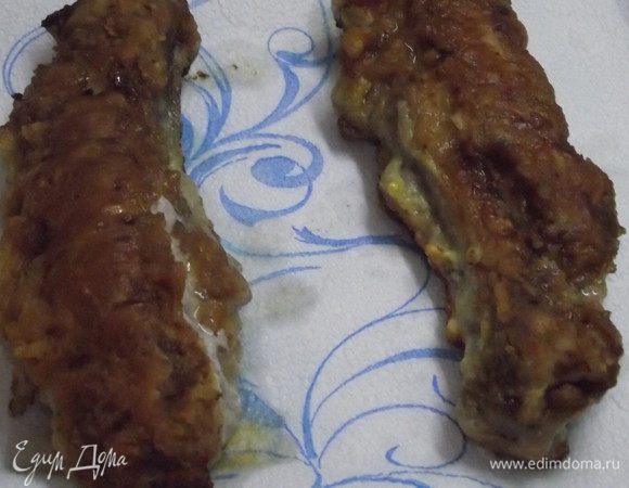 Готовое мяско кладем на салфетку ,что бы убрать лишний жир.