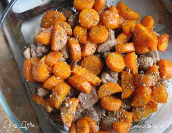 Затем солим, перчим, перемешиваем и выкладываем все как есть (с жирком и пр.) в кастрюлю для микроволновки и посыпаем травами (у меня была душица).