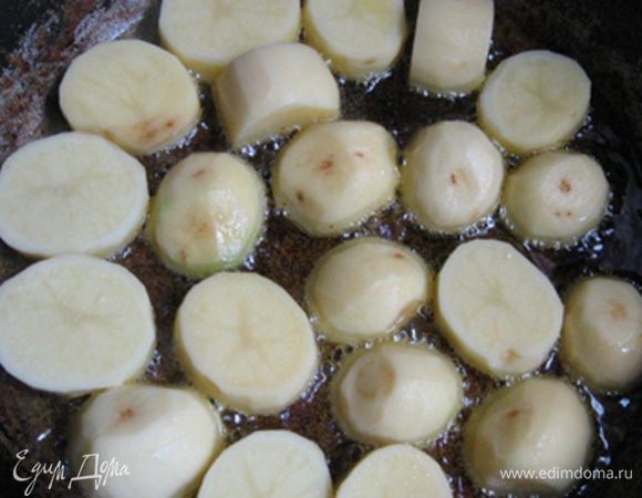 Теперь картофель. Чистим, нарезаем его кружками толщиной 1.5 см и обжариваем в той же сковороде (добавив естессссно еще масла) с двух сторон.