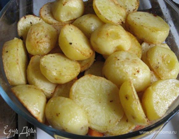 Выкладываем картофель сверху на мясо с морковью, присаливаем и убираем в микроволновку на 15 минут. Все! Готово.