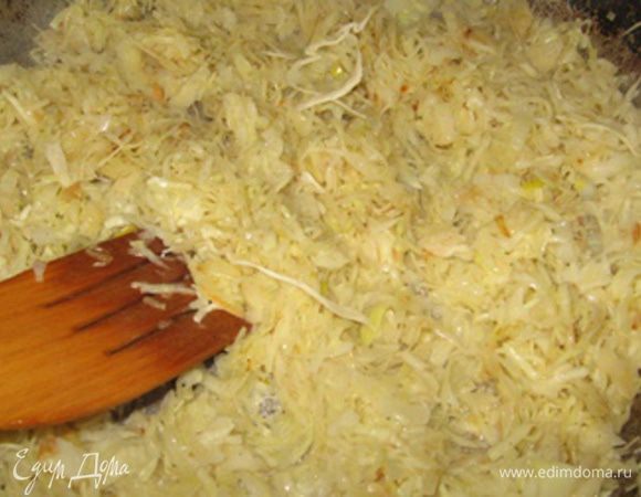 Лук нарезать мелкими кубиками и обжарить на растительном масле до золотистого цвета. Капусту нашинковать, посолить (не перестарайтесь!!!), поперчить, помять руками и выложить к луку. Жарить, помешивая, пока не станет мягкой.