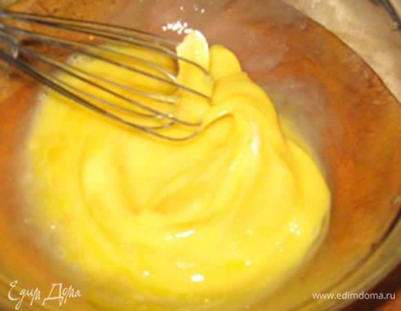 Пока капуста жарится делаем тесто. Взбиваем яйца в пену.