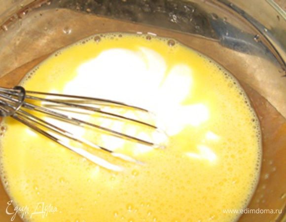 Выкладываем сметану и размешиваем в однородную массу. Затем добавляем разрыхлитель, муку и взбиваем венчиком. Тесто должно быть консистенции оладий.