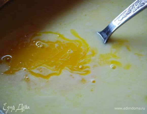 На водяной бане подогреваем мед,молоко,сливки и желток.