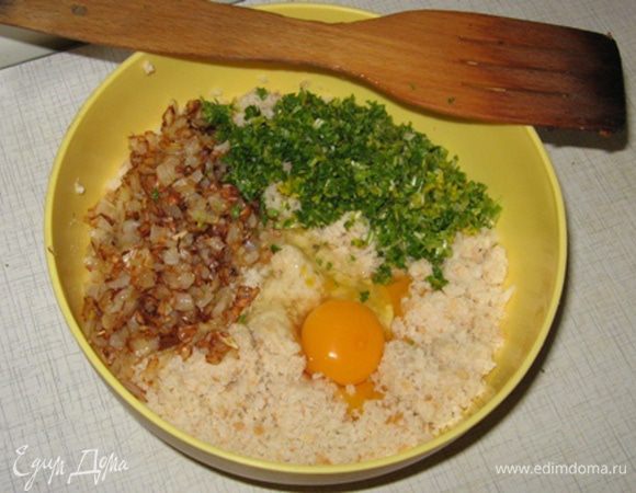 Батон нарезаем и измельчаем в крошку. Лучше всего это сделать в блендере. Измельчаем зелень. Лук нарезаем мелкими кубиками и поджариваем на растительном масле до насыщенно золотистого цвета. Все ингредиенты выкладываем в чашу, вбиваем яйцо, добавляем молоко, солим, перчим и вымешиваем в однородный фарш.
