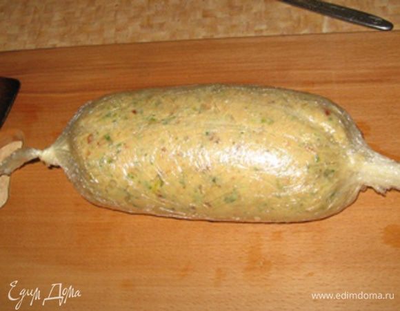 На пищевую пленку выкладываем фарш и сворачиваем, формируя колбаску. Тщательно заматываем в пленку и завязываем по краям. Опускаем в кастрюлю с кипящей водой и варим 20 - 30 минут на среднем огне. Лучше разделить фарш на 2 части и сформировать несколько колбасок. Их длинна зависит от диаметра вашей кастрюли.