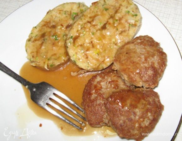 Ложками достаем "колбаски" из кастрюли, удаляем пленку, нарезаем порционно и подаем к мясу. У меня еще была в запасе чашка говяжего бульона, на основе которого я сделала обычный темный соус.