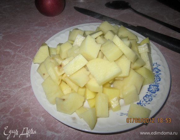 Нарезать кубиками картофель.