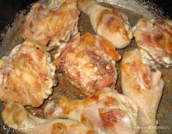 Первым делом (можно даже заранее) до готовности жарим окорочка, разделив их на голень и бедро. Просто солим, перчим и жарим.