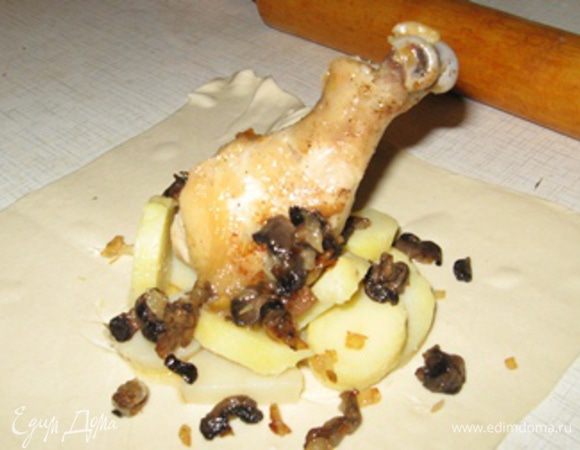 В серединку вертикально ставим голень, плюс 1/4 часть всех грибов с луком. Поднимаем края теста, обжимаем его по голени, перекладываем мешок на протвень и смазываем желтком. Аналогично поступаем с оставшимися голяшками. Запекаем в духовке 25 минут и подаем с салатом или свежими овощами + куриное бедрышко :)