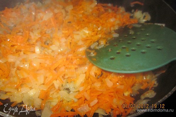 Пока картофель варится, обжарим лук,добавим к нему тертую на крупной терке морковь и доведем до готовности.