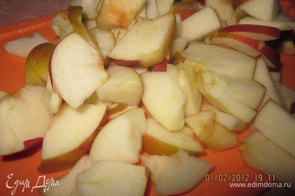 Нарежем яблочки.