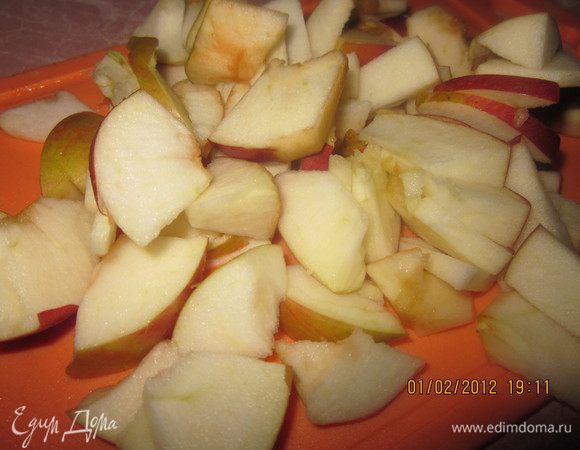 Нарежем яблочки.