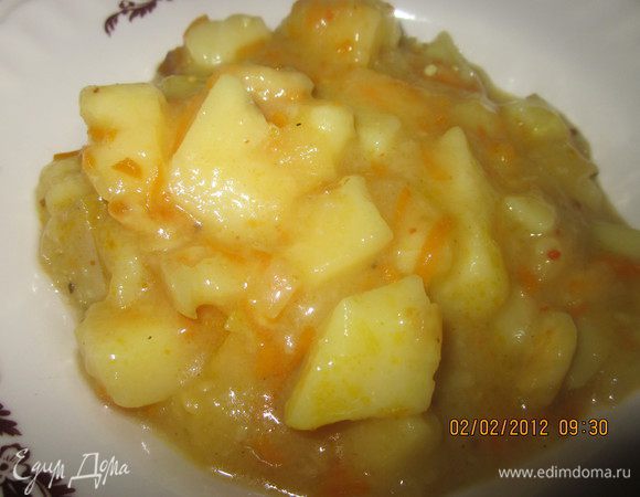 Добавим яблоки к обжарке и чуть потушим.Посыпем все смесью приправ,от которых получается обалденный аромат и вкус!Перемешаем с картофелем,когда последний будет готов.Я люблю погуще,без бульона.А муж любит с бульоном.На ваш вкус два варианта приготовления!