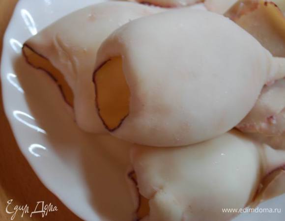 Кальмары сварим в подсоленной воде в течение 3 минут.