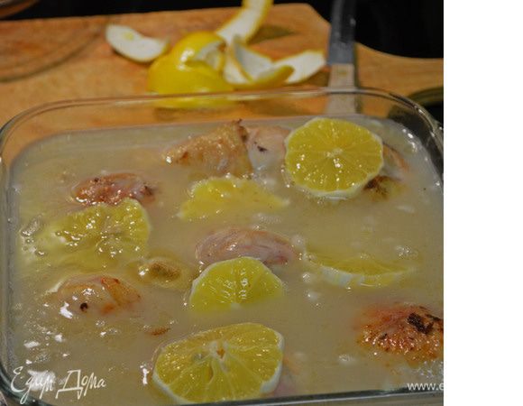 На сковороде, где обжаривалась курица, подрумянить муку, непрерывно помешивая в течение 1 минуты. Не переставая помешивать, добавить вино, а затем и бульон, довести до кипения и загустения соуса. Приправить соус солью и перцем по вкусу.
Вылить соус на приготовленные окорочка, закрыть крышкой и поставить в заранее разогретую духовку до 375F/190C. на 40-45 минут.
