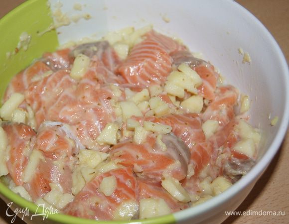 Подготовить тарелку.
Имбирь, чеснок натереть на средней терке. С половины лимона выдавить сок. Смешать в тарелке имбирь, чеснок, кориандр, сок лимона, оливковое масло и соль.
Полить маринадом рыбу с яблоками. Перемешать.
Тарелку затянуть пищевой пленкой и поставить в холодильник на пару часов, можно на ночь.