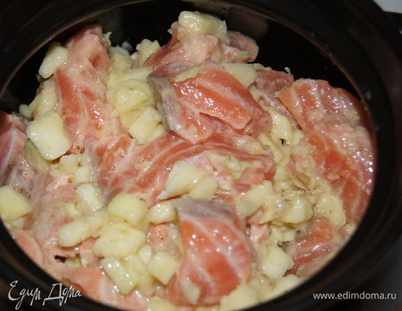 Духовку разогреть до 190С.
Рыбу переложить в горшочек. Накрыть крышкой. Выпекать 40-45 минут.