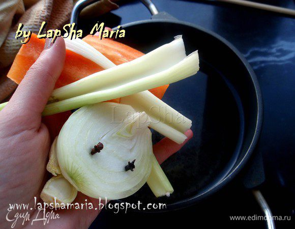 Первым делом поставим вариться бульон. Вы можете использовать любой, какой вам больше нравится. Я делюсь с вами своим любимым овощным бульоном. Луковицу разрезаем пополам, в каждую часть вставляем по две гвоздички. Стебли сельдерея и чеснок я режу пополам, а морковь вдоль и пополам, чтобы получилось 4 кусочка. Пучок зелени я перевязываю одной из веточек петрушки, чтобы они все вместе держались. Добавляем все овощи в холодную чистую воду (у меня чаще всего времени не много, так что я немного ускоряю процесс опуская овощи в горячую воду из чайника)