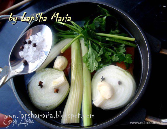 Ставим на большой огонь, накрываем крышкой и даем вскипеть. Добавляем соль и перец горошком, уменьшаем огонь , закрываем крышкой, чуть её приоткрыв. И забываем на 30 минут.