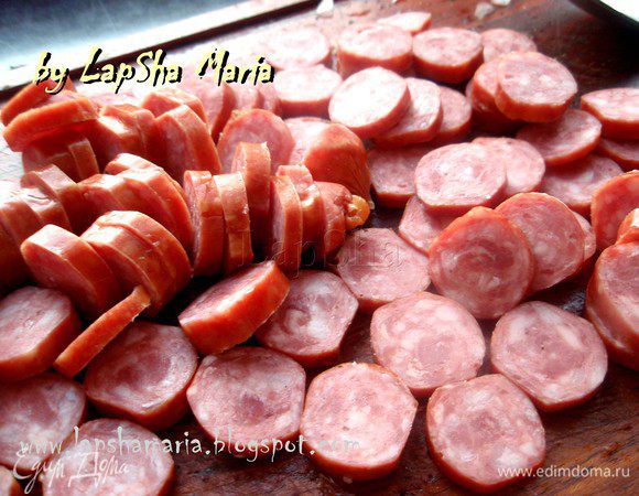 Колбаски нарежем колечками.