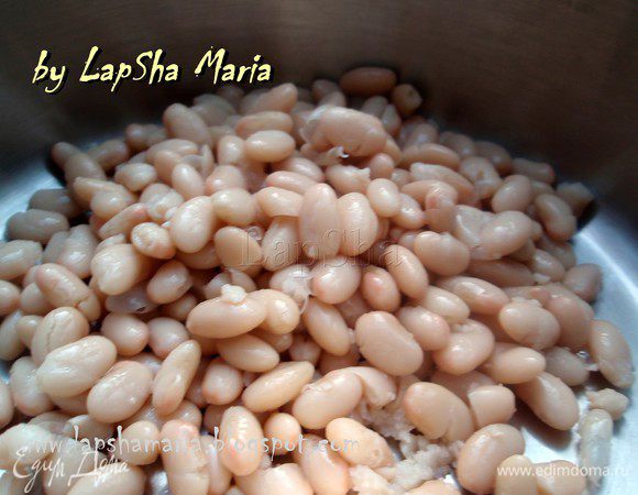 Фасоль я использую консервированную. Предпочитаю промывать её в кипяченной воде от рассола. Перекладываем её в кастрюльку.