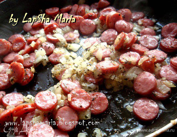 Луковицу нашинкуем и обжарим на 1 ст.л. оливкового масла минуты 3-4. Добавим колбаски и базилик, обжарим все вместе минут 10. 