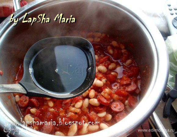 Добавляем к фасоли томатно-колбасную массу)) А затем, как раз подоспевший, бульон. Регулируйте густоту супа, так как вам больше всего нравится. Мои домашние любят средней густоты, у меня ушло 5 больших половников. 
