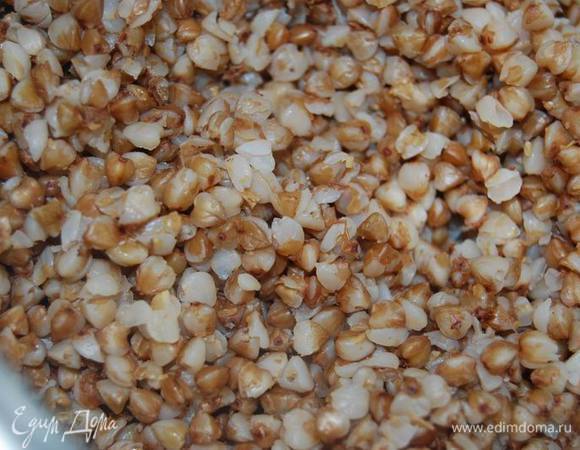 Приготовим гречневую кашу.
