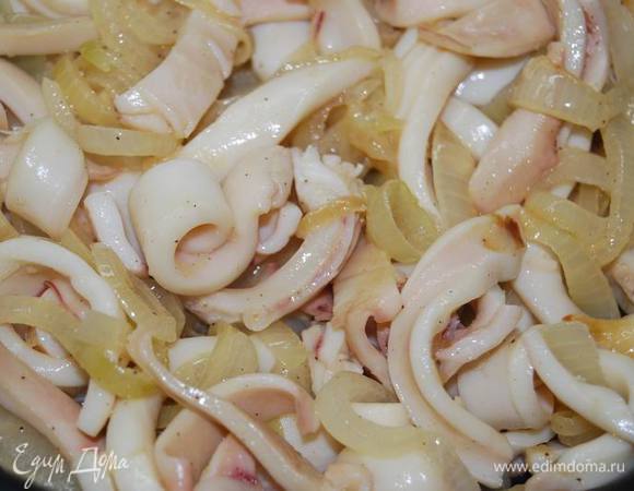 Добавим к луку нарезанные кальмары.